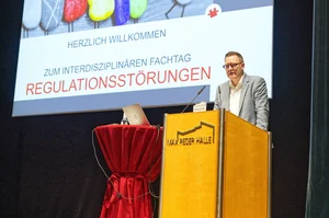 Der Ärztliche Direktor und Organisator Dr. Christian Rexroth eröffnet den Fachtag zu frühkindlichen Regulationsstörungen in Weiden. (c) medbo KU - Johannes Müller