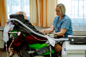 Neurologisches Spezialpflegeheim Regensburg - Aromatherapie (Frank Hübler | medbo)