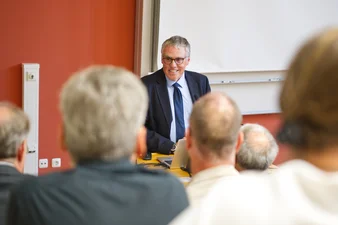 Prof. Ralf Linker - Ärztlicher Direktor der medbo Klinik für Neurologie - begrüßt die zahlreichen Gäste. (c) medbo KU Johannes Müller