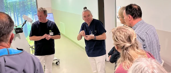 Chefarzt Dr. Dr. Hausner (Mitte) erklärt Hightech-Anwendungen beim Tag der Offenen Tür der Psychosomatik Parsberg (c) Renate Neuhierl | medbo