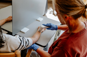 Neurologisches Spezialpflegeheim Regensburg - Spiegeltraining (Frank Hübler | medbo)