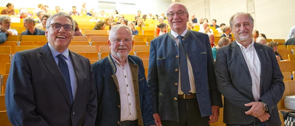 (v.l.n.r.) Der Ärztliche Direktor der medbo Klinik für Neurologie Prof. Ralf Linker, Neurologe und Ruheständer Prof. Berthold Schalke, Bezirkstagspräsident Franz Löffler und medbo-Vorstand Prof. Thomas Baghai. © medbo KU /Johannes Müller