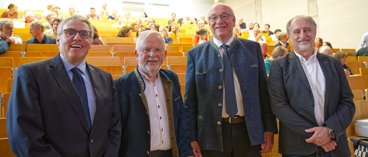 (v.l.n.r.) Der Ärztliche Direktor der medbo Klinik für Neurologie Prof. Ralf Linker, Neurologe und Ruheständer Prof. Berthold Schalke, Bezirkstagspräsident Franz Löffler und medbo-Vorstand Prof. Thomas Baghai. © medbo KU /Johannes Müller