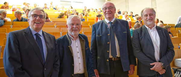 (v.l.n.r.) Der Ärztliche Direktor der medbo Klinik für Neurologie Prof. Ralf Linker, Neurologe und Ruheständer Prof. Berthold Schalke, Bezirkstagspräsident Franz Löffler und medbo-Vorstand Prof. Thomas Baghai. © medbo KU /Johannes Müller