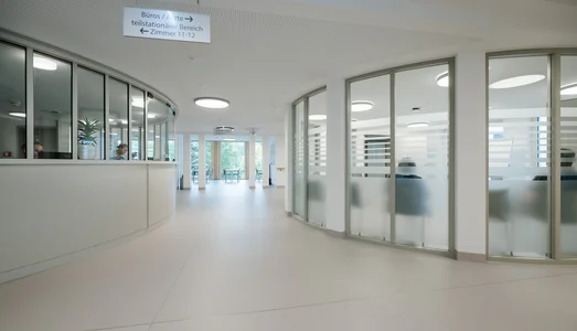 Station 13A Wöllershof Eingangsbereich mit Blick zum Speisesaal (Frank Hübler | medbo)