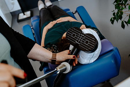 TMS-Anwendung Zentrum für Neuromodulation (Frank Hübler | medbo)