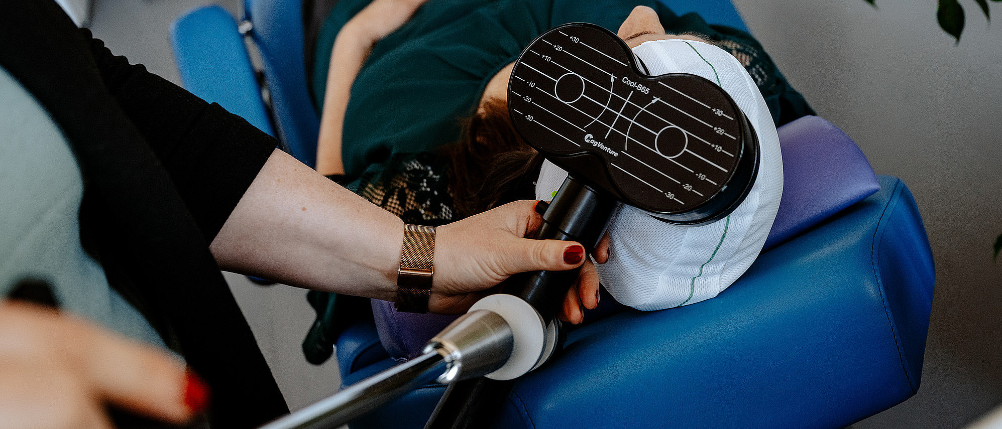 TMS-Anwendung Zentrum für Neuromodulation (Frank Hübler | medbo)