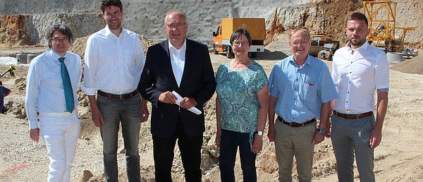 medbo Vorstand Dr. Helmut Hausner, Bezirkstagskandidat Stephan Meier, Bezirkstagspräsident Franz Löffler, Bezirksrätin Heidi Rackl, Bürgermeister Josef Bauer und Jakob Schäffer von der medbo Bauverwaltung. Bildautor: medbo/Lissy Höller