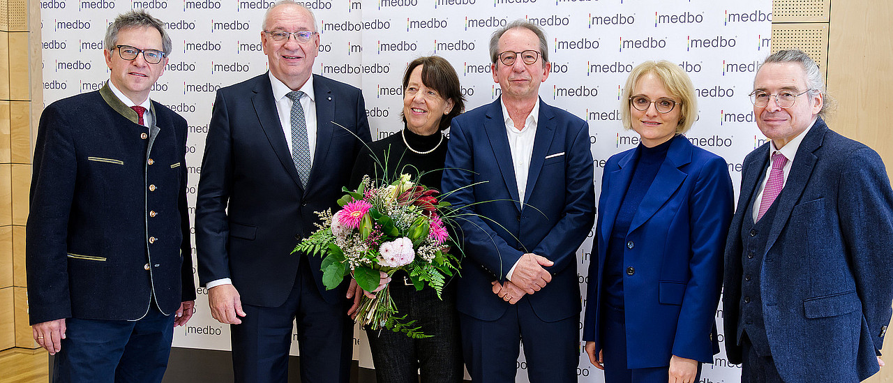 (v.l.n.r.): Prof. Dr. Dirk Hellwig (Dekan der Medizinischen Fakultät, Universität Regensburg), Bezirkstagspräsident Franz Löffler, Ursula Hermannes mit Ihrem Mann Prof. Dr. Romuald Brunner, Chefärztin Priv.-Doz. Dr. med. Stephanie Kandsperger und Dr. Helmut Hausner (medbo Vorstand). (c) medbo KU / Johannes Müller