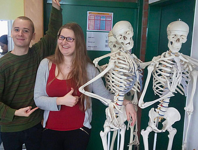 Schüler:innen mit Übungsskeletten_medbo Pflegeschulen