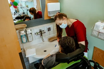 Neurologisches Spezialpflegeheim Regensburg - am Waschtisch (Frank Hübler | medbo)