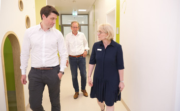 Austausch zum Studienstart: Prof. Romuald Brunner und Prof. Dr. Stephanie Kandsperger im Gespräch mit Dr. Robert Eirich (Julitta und Richard Müller Stiftung). (c) medbo KU / Katharina Tenberge-Holzer