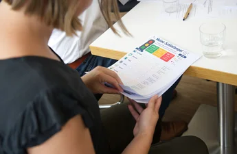 Detailaufnahme aus dem Studienmaterial: Die „Schlafampel“ hilft Jugendlichen und Eltern, Schlafverhalten und Abendroutinen strukturiert zu reflektieren. (c) medbo KU / Katharina Tenberge-Holzer
