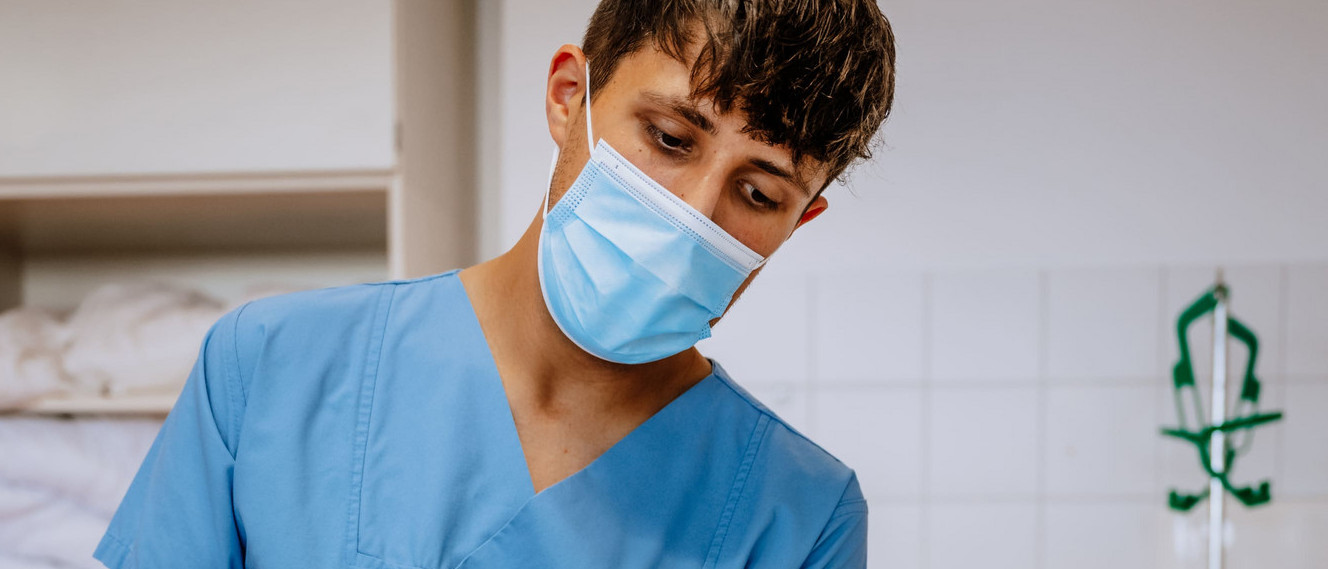Praktische Übung im Skills Lab der medbo Pflegeschulen (medbo KU | Frank Huebler)