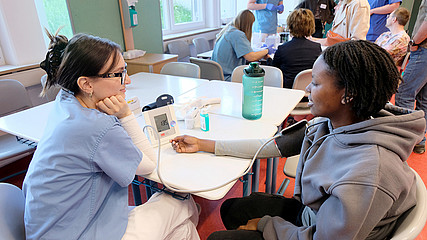 Blutdruck messen beim Tag der offenen Tür der medbo Pflegeschulen 