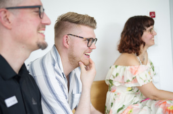 Konzentriert, kollegial, praxisnah: Beim Projektauftakt werden Fragen gesammelt, Hypothesen geschärft und der Alltag der Intervention mitgedacht – damit aus Forschung konkrete Hilfe wird. (c) medbo KU / Katharina Tenberge-Holzer