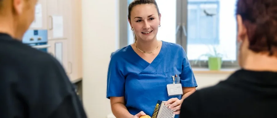 Pflegefachkraft beim Backen mit Patienten (medbo KU | Frank Hübler)
