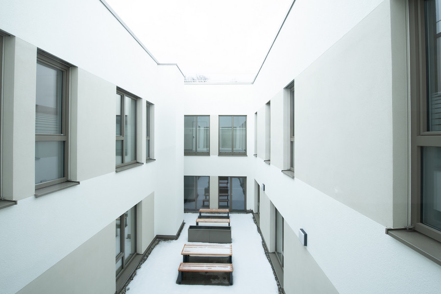 Der Lichthof im neuen Zentrum für Psychosomatik und Psychiatrie in Parsberg ermöglicht Tageslicht in jedem Raum © medbo KU / Katharina Tenberge-Holzer