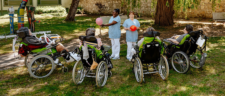 Neurologisches Spezialpflegeheim Regensburg - Gruppentherapie im Garten (Frank Hübler | medbo)