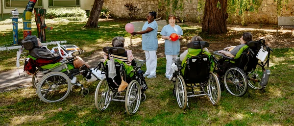 Neurologisches Spezialpflegeheim Regensburg - Gruppentherapie im Garten (Frank Hübler | medbo)