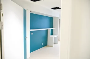Die neuen Patientenzimmer bieten klare Strukturen, beruhigende Farben und moderne Ausstattung – orientiert am aktuellen Stand der kinder- und jugendpsychiatrischen Versorgung. (c) medbo KU – Johannes Müller
