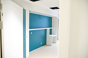 Die neuen Patientenzimmer bieten klare Strukturen, beruhigende Farben und moderne Ausstattung – orientiert am aktuellen Stand der kinder- und jugendpsychiatrischen Versorgung. (c) medbo KU – Johannes Müller