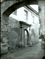 Durchgang zum Klostergelände Karthaus mit Säulenportal, um 1900 (medbo)