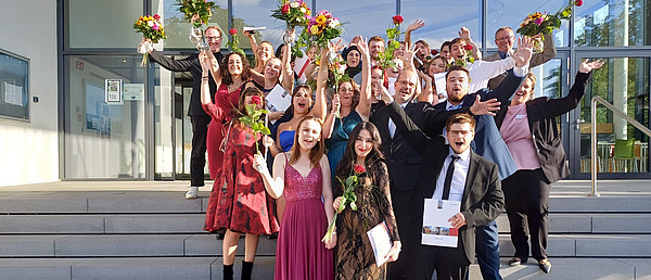 Gruppenbild: 23 Absolventen der medbo Pflegeschulen der generalistischen, dreijährigen Pflegeausbildung im Juli 2025 © medbo KU / Simone Ostalecki