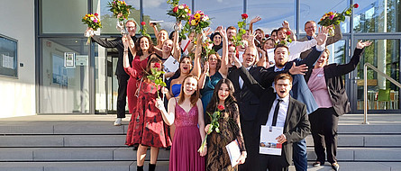 Gruppenbild: 23 Absolventen der medbo Pflegeschulen der generalistischen, dreijährigen Pflegeausbildung im Juli 2025 © medbo KU / Simone Ostalecki