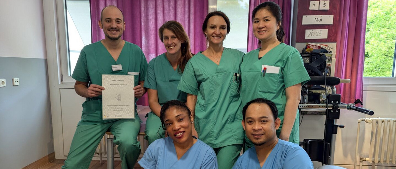 Gruppenbild Mitarbeitende Station 14A des medbo Zentrums für Neuro-Reha in Regensburg freut sich über die Auszeichnung bei der "Aktion Saubere Hände"
