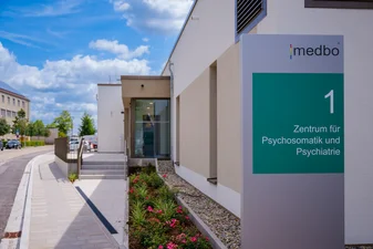 Außenansicht West Zentrum für Psychosomatik & Psychiatrie Parsberg (Frank Hübler | medbo)