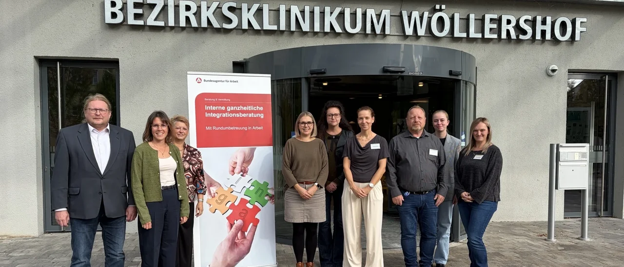 Gemeinsam für neue berufliche Perspektiven: Die Mitarbeitenden der Agentur für Arbeit Weiden (v. l. n. r.: Roland Krämer, Linda Härtl, Ingrid Müller, Sandra Zenk, Tina Benker) und des Sozial-dienstes der medbo Wöllershof (v. l. n. r.: . Daniela Saxton, Manfred Häfner, Denise Kühnel, Re-gina Wallace). Sie alle verfolgen ein gemeinsames Ziel: Menschen in schwierigen Lebenssituatio-nen zur Seite zu stehen und ihnen neue Perspektiven zu eröffnen.©Agentur für Arbeit Weiden