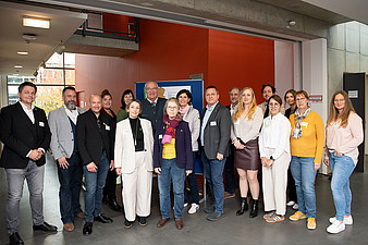 Abb. 01: Die PSAG Oberpfalz luden zum Fachtag „50 Jahre Psychiatrie-Enquête“: Gruppenfoto (c) K. Tenberge-Holzer