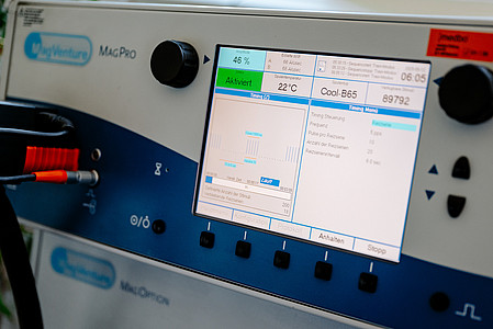 Zentrum für Neuromodulation BKR TMS Monitor (Frank Hübler | medbo)