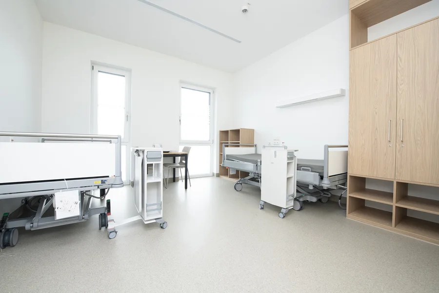 Patientenzimmer im neuen Zentrum für Psychosomatik und Psychiatrie in Parsberg. © medbo KU / Katharina Tenberge-Holzer