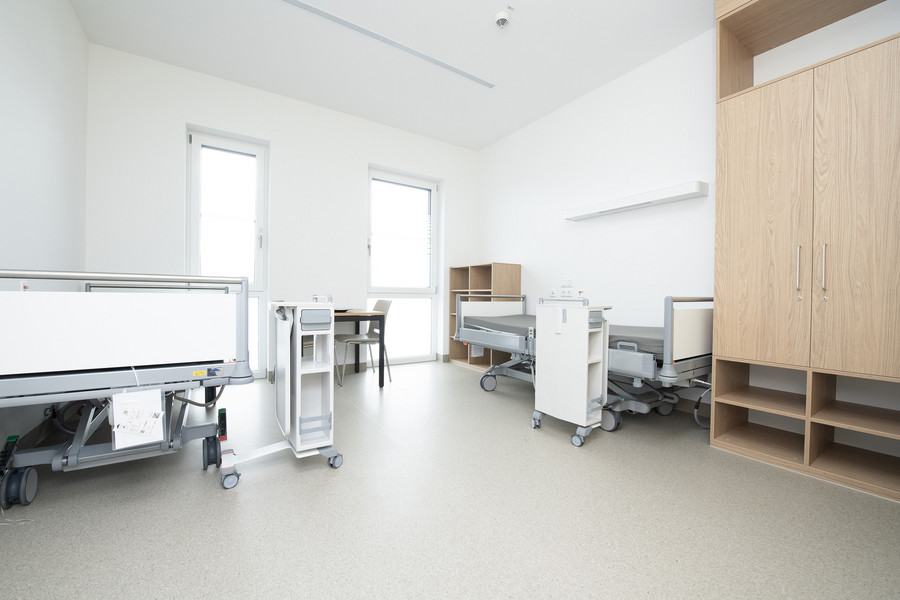 Patientenzimmer im neuen Zentrum für Psychosomatik und Psychiatrie in Parsberg. © medbo KU / Katharina Tenberge-Holzer