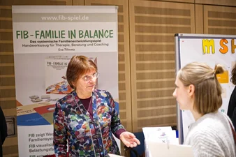 Infostand „Familie in Balance“ am „Markt der Möglichkeiten“ des Fachtags in Weiden. (c) medbo KU - Johannes Müller