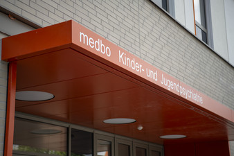 Eingang der neuen medbo Kinder- und Jugendpsychiatrie in Weiden