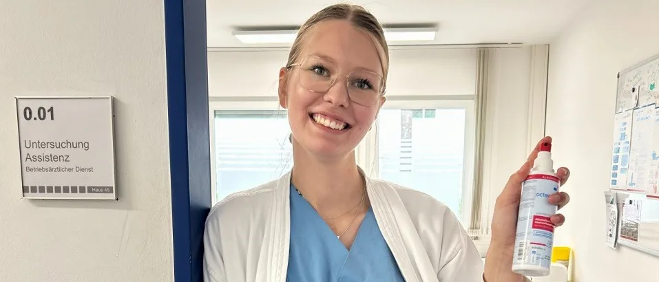 Auszubildende zur MFA (Medizinische Fachangestellte) beim medbo Betriebsarzt (medbo KU | Astrid Herzog)