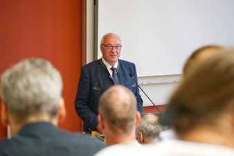 Bezirkstagspräsident Franz Löffler: "Klinik und Versorgung leben von Menschen, die sich kümmern. Professor Schalke war so jemand – nah am Bett, nah am Team, nah an den Fragen, die im Alltag wirklich zählen.“ (c) medbo KU Johannes Müller