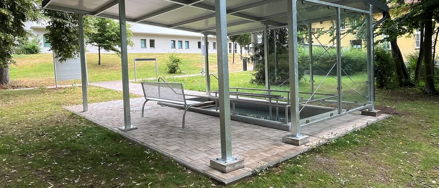 Kneippbecken im Park Bezirksklinikum Wöllershof (Renate Neuhierl | medbo)