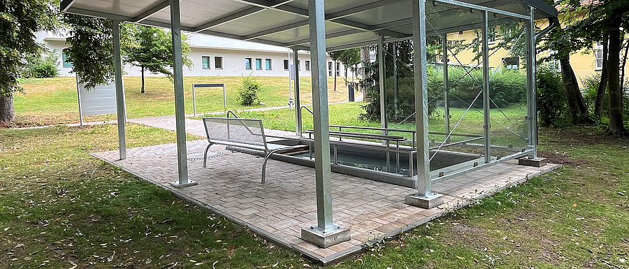 Kneippbecken im Park Bezirksklinikum Wöllershof (Renate Neuhierl | medbo)