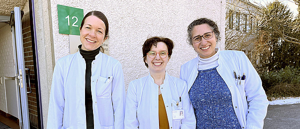 Dr. Annika Hartwig, Juliette Peytard und Renata Almeida Schreck vor Haus 12