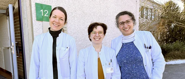 Dr. Annika Hartwig, Juliette Peytard und Renata Almeida Schreck vor Haus 12