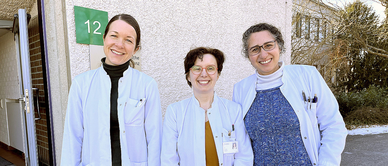 Dr. Annika Hartwig, Juliette Peytard und Renata Almeida Schreck vor Haus 12
