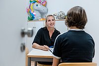 Symbolbild Behandlungsgespräch in der Kinder- und Jugendpsychiatrie, Bildautor: medbo KU / Frank Hübler