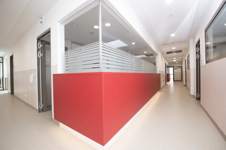 Stationszimmer im neuen Zentrum für Psychosomatik und Psychiatrie in Parsberg. © medbo KU / Katharina Tenberge-Holzer