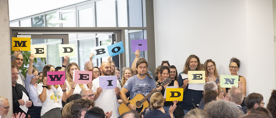 Mitarbeitende bei der Eröffnung der KJP Weiden (medbo | Katharina Tenberge-Holzer)