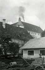 Rauch über der T4-Tötungsanstalt Hartheim bei Linz (Karl Schuhmann)