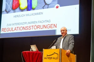 Bezirkstagspräsident Franz Löffler spricht beim Fachtag über frühe Unterstützung und vernetzte Versorgung in der Oberpfalz. (c) medbo KU - Johannes Müller